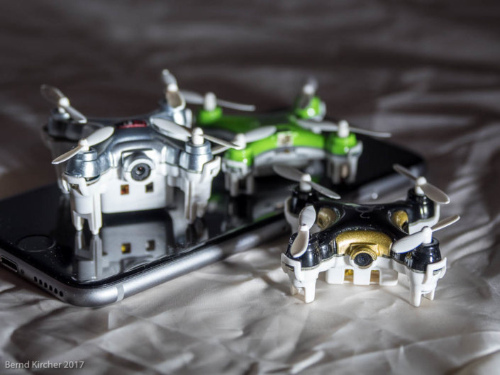 Drei Drohnen auf einem Handy